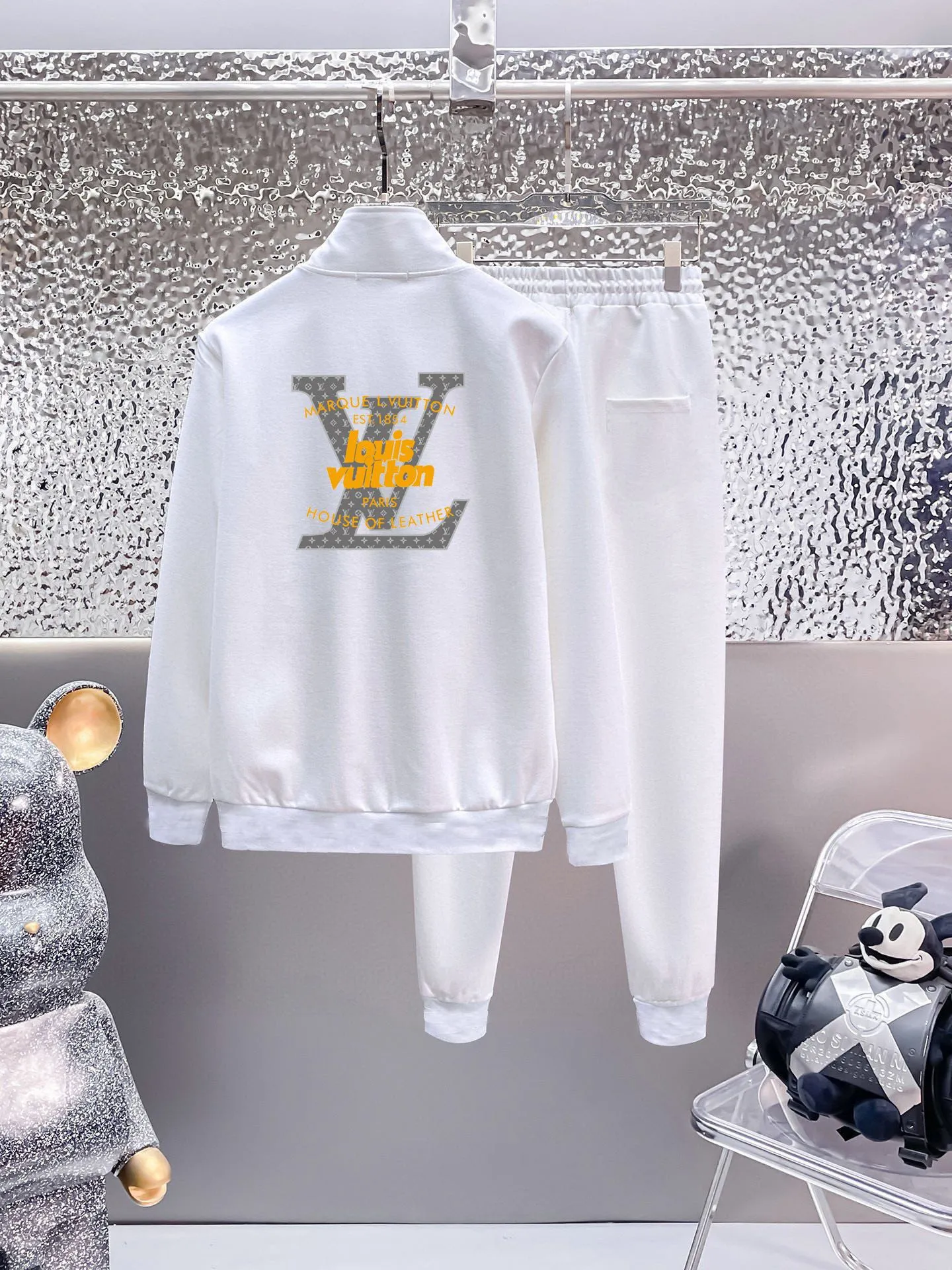 🅿️420 [LV Louis Vuitton] (Fat Man Gospel) hot-selling suit is coming. Focus on the original version of the official website. 2025 new hot-selling cardigan sweater suit. The original order is the best. 🇭🇰The meticulous work of top designers is dedicated to a fitting and perfect upper body effect. All-natural high-quality Roman cotton 100%, close-fitting comfort, noble and elegant! Original hardware embodies elegance and nobility! Counter size: M-5XL (maximum wear up to 220 pounds)